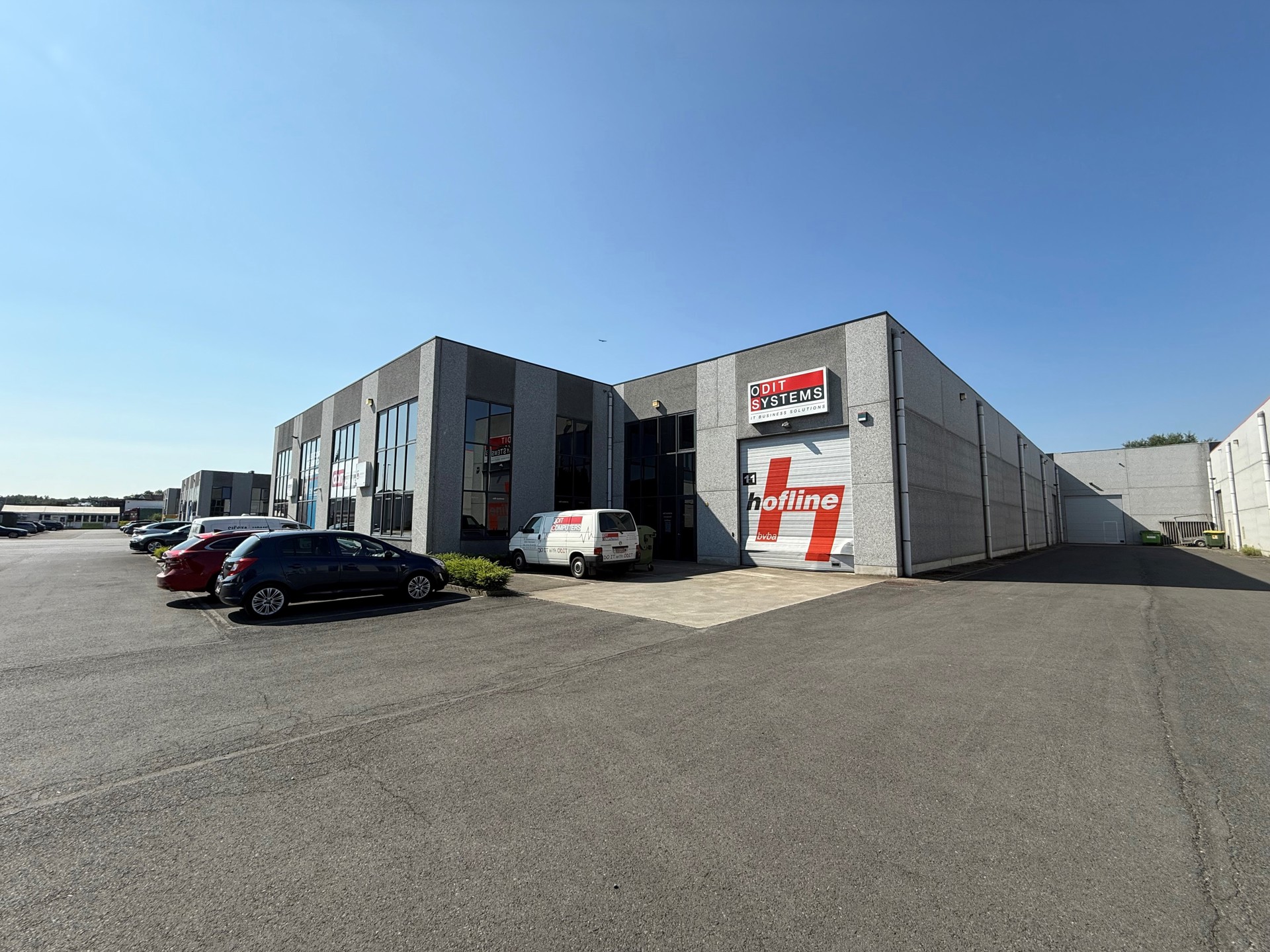 Polyvalente industrie unit met winkel, kantoren en magazijn - foto 1