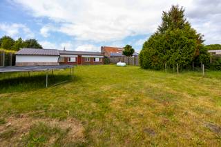 <h2><span>Gelijkvloerse, rolstoelvriendelijke bungalow met polyvalent bijgebouw op een ruim perceel in Ruddervoorde</span></h2>
<p><span>Bent u op zoek naar een comfortabele woning waar toegankelijkheid, ruimte en veelzijdigheid samenkomen? Dan is deze verzorgde bungalow in Ruddervoorde beslist een bezoek waard. Gelegen op een mooi perceel van </span><strong><span>1.051 m²</span></strong><span> geniet u hier van een rustige woonomgeving, een praktische gelijkvloerse indeling en tal van mogelijkheden voor de toekomst.</span></p>
<p><span>De woning beschikt over </span><strong><span>drie volwaardige slaapkamers</span></strong><span> en werd volledig gelijkvloers ingericht, waardoor ze uitermate geschikt is voor wie comfortabel en levenslang wil wonen. Dankzij de rolstoelvriendelijke indeling vormt deze eigendom bovendien een uitstekende keuze voor mindervaliden of senioren die op zoek zijn naar een toegankelijke woning zonder in te boeten aan ruimte en wooncomfort.</span></p>
<p><span>Een bijzondere meerwaarde is het </span><strong><span>afzonderlijke bijgebouw</span></strong><span>, dat volledig naar eigen wens kan worden ingericht. Denk aan een kangoeroewoning, zorgwoning, praktijkruimte, bureau voor een zelfstandige activiteit, hobbyruimte of een gezellige mancave. Deze extra ruimte maakt de woning bijzonder flexibel en toekomstgericht.</span></p>
<p><span>Ook op praktisch vlak scoort deze eigendom uitstekend. De dubbele garage met elektrische sectionale poort biedt plaats aan twee wagens, terwijl de ruime oprit voldoende parkeergelegenheid voorziet voor meerdere voertuigen.</span></p>
<p><span>Buiten geniet u van een volledig afgesloten en zonnige tuin waar rust, privacy en ontspanning centraal staan. Een heerlijke plek om te genieten van lange zomeravonden, te tuinieren of gezellig samen te zijn met familie en vrienden.</span></p>
<p><span>Daarnaast beschikt de woning over een </span><strong><span>conform gekeurde elektrische installatie</span></strong><span>, wat een extra geruststelling biedt voor de toekomstige eigenaar.</span></p>
<h3><span>Troeven</span></h3>
<ul>
<li><span>Verzorgde gelijkvloerse bungalow</span></li>
<li><span>Drie volwaardige slaapkamers</span></li>
<li><span>Rolstoelvriendelijke indeling</span></li>
<li><span>Ruim perceel van </span><strong><span>1.051 m²</span></strong></li>
<li><span>Veelzijdig bijgebouw met tal van gebruiksmogelijkheden</span></li>
<li><span>Ideaal voor kangoeroewonen, mantelzorg of een zelfstandige activiteit</span></li>
<li><span>Dubbele garage met elektrische sectionale poort</span></li>
<li><span>Ruime oprit voor meerdere voertuigen</span></li>
<li><span>Volledig afgesloten en zonnige tuin</span></li>
<li><span>Conforme elektrische installatie</span></li>
</ul>
<p><span>Een eigendom die comfort, toegankelijkheid en flexibiliteit perfect weet te combineren. Ideaal voor gezinnen, senioren, zelfstandigen of iedereen die op zoek is naar extra ruimte en toekomstgerichte woonmogelijkheden.</span></p>