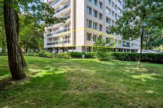 <p><span>Hoek-appartement met 3 slaapkamers en terras!</span></p><p><span>Dit ruim en lichtrijk appartement ligt op de 1</span><span><sup>st</sup></span><span><sup>e </sup></span><span>verdieping van een uitstekend onderhouden gebouw met toplocatie. Winkels, parken, scholen, horeca, sportfaciliteiten, openbaar vervoer en invalswegen zijn steeds vlakbij, evenals het bruisende Antwerpse stadsleven. Vanuit bijna elke ruimte kijkt u uit op de omringende natuurpracht, uw privacy is dan ook verzekerd. Met dank aan onder meer de HR ramen en de recente gevelisolatie heeft het appartement een gunstig EPC, bovendien is het ook asbestveilig en is de elektriciteit conform. Kortom, een garantie op kwalitatief en zorgeloos wonen en/of investeren daar het appartement momenteel verhuurd is.</span></p><p><span> </span></p><p><span>Inkomhal, leefruimte &amp; keuken:</span></p><p><span>De aparte inkomhal op dambord tegelvloer huisvest een ingemaakte vestiaire, een kleine berging en de parlofoon. De leefruimte kijkt uit op het groen en ligt net als de slaapkamers op een prachtige blokjesparket, echter hebben de huurders hier ter bescherming een laminaat over gelegd. De keuken ligt aanpalend de woonkamer en omvat een keramisch vuur, dampkap, koelkast, vaatwasser en de aansluitingen voor wasmachine en droogkast. Toekomstgericht heeft u dus de mogelijkheid om de keuken open te trekken. De wederkerende blauwe tapijt-vloeren werden op initiatief van de huurders over de authentieke tegelvloeren gelegd en zullen uiteraard na het einde van de huur verwijderd worden. </span></p><p><span> </span></p><p><span>Nachthal, slaapkamers, badkamer &amp; toilet:</span></p><p><span>Via de nachthal met ingemaakte kast bereikt u de badkamer, de slaapkamers en het aparte gastentoilet met groene mozaïek en handenwasser. Alle slaapkamers liggen op blokjesparket en 2 kamers verlenen rechtstreeks toegang tot het terras. De riante master geniet enorm veel lichtinval dankzij de hoekligging en de kleinere kamer voorziet in een ingewerkte kast. De badkamer is uitgerust met een bad/douche combinatie, een wasmeubel met spiegelkast, een 2e toilet alsook mechanische ventilatie.</span></p><p><span> </span></p><p><span>Terras, kelder, autostaanplaats &amp; fietsberging:</span></p><p><span>Op het zuidwest-geörienteerd terras kan u in alle rust en stilte volop genieten van de groene omgeving, een streepje zon, al dan niet vergezeld van een goed glas wijn of sprankelend aperitief. De kelderberging is inbegrepen. De bovengrondse autostaanplaats is optioneel (€ 10.000). Fietsen kunnen zowel onder- alsook bovengronds steeds veilig gestald worden.</span></p><p><span> </span></p><p><span>Extra troeven:</span></p><p><span>- Toplocatie</span></p><p><span>- EPC B</span></p><p><span>- Elektriciteit conform</span></p><p><span>- Asbestveilig</span></p><p><span>- HR ramen</span></p><p><span>- ZW-terras</span></p><p><span>- Staat van het gebouw (recente terrassen, dak- en gevelisolatie/-renovatie,...)</span></p><p><span>- Kelder, fietsberging &amp; autostaanplaats</span></p><p><span> </span></p>