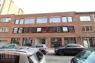 Ces bureaux à service complet, pouvant accueillir 9 ateliers, allient un prix compétitif à une excellente localisation. Situés à proximité de la bretelle d'accès à l'autoroute E17 en direction du centre ville de Gand, ces bureaux offrent une accessibilité inégalée. Ils sont également parfaitement accessibles par les transports publics.<br /><br />Les bureaux sont meublés de manière moderne et se trouvent au deuxième étage d'un bâtiment parfaitement entretenu. Grâce au concept « tout compris », vous n'avez pas à vous soucier des coûts supplémentaires : l'internet, le mobilier, le chauffage, l'électricité, l'impôt foncier et l'utilisation des salles de réunion sont tous inclus dans le loyer.<br />Pour ceux qui viennent en voiture, il est possible de louer des places de parking. De plus, les possibilités de stationnement sont nombreuses dans les environs immédiats, grâce à l'emplacement pratique de l'immeuble à proximité de Park Zuid. Les cyclistes ne sont pas oubliés non plus : il y a un local à vélos avec des vélos de prêt qui vous permettent de vous rendre au centre de Gand rapidement et de manière durable.<br /><br />Ces bureaux sont disponibles immédiatement ! Vous avez d'autres besoins ? Il existe également des espaces de bureaux à partir de 4 postes de travail, de sorte que vous trouverez toujours une option qui répondra parfaitement à vos besoins.<br /><br />Vous souhaitez plus d'informations ou une visite guidée sans engagement ? Contactez PANORAMA B2B GENT OFFICES au 09 225 09 02.