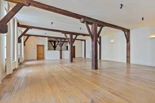 <strong>Authentiek appartement van maar liefst 215m².</strong> <br /><br />Uitstekend gelegen appartement in een <strong>koetshuis</strong> daterend van <strong>1803</strong>, op de eerste verdieping van het gebouw. Dankzij de binnenkoer geniet het appartement van een <strong>oase van rust</strong> en dit in het centrum van Antwerpen. <br /><br /><strong>Indeling:</strong><br />De meer dan <strong>riante</strong> leefruimte biedt een zee aan ruimte en verleent tevens toegang tot de <strong>drie ruime slaapkamers</strong> met elk hun <strong>privé badkamer.</strong> Naast de open keuken vindt men aan de ene kant een bergruimte en aan de andere een wasruimte voorzien van een aansluiting voor een wasmachine en een droogkast. Verder heeft het appartement twee toiletten, waarvan één gastentoilet. <br /><br /><strong>Bijzonderheden:</strong> <br />Het appartement beschikt over de <strong>ideale maten.</strong><br />Maandelijkse kosten: ca. 325,- EUR per maand <em>[Beheer, blokpolis; verbruik/onderhoud van de algemene delen (incl.lift)]<br /></em>Opbouw reservekapitaal: ca. 24,- EUR per maand.<br /><strong>EPC</strong> label <strong>B</strong> (133 kWh/m²/jaar).<br /><br /><strong>Ligging:</strong><br />Gelegen in het <strong>Historisch centrum van Antwerpen</strong> met een overvloed aan winkels &amp; restaurants!