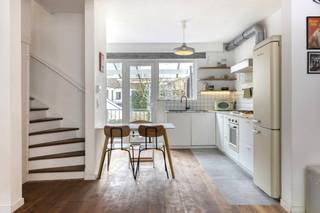 Deze charmante bel-étage staat nu te koop en biedt de ideale basis voor wie op zoek is naar rust, ruimte en een praktische indeling. De woning...