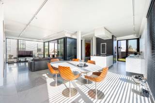 <p>Quares - TREVI Groep presenteert :<br />Ontdek dit uitzonderlijke penthouse, gelegen in een karaktervolle residentie in het voormalige gebouw van Piano Anthonis. Het pand werd in 2006 herontwikkeld door de gerenommeerde architect Vincent Van Duysen en intern volledig gerenoveerd. Het resultaat is een unieke mix van authentieke charme en eigentijdse architectuur.</p>
<p>Bij binnenkomst via de gemeenschappelijke poort ervaart u meteen de grandeur van dit gebouw met slechts 7 appartementen. De originele trappenhal is zorgvuldig bewaard gebleven en de authentieke lift is volledig in ere hersteld. Bovendien is er een tweede moderne lift voorzien.</p>
<p>Uniek woonconcept</p>
<p>Dit penthouse werd in 2006 ontworpen als eigentijdse uitbreiding bovenop het oorspronkelijke dak. Dankzij de vrijstaande betonskeletbouw en de royale glaspartijen geniet u hier van een overvloed aan natuurlijk licht.</p>
<p>De lift met sleutelbediening brengt u rechtstreeks naar het appartement, dat de volledige bovenste verdieping beslaat en beschikt over twee ruime terrassen.</p>
<p>Indeling</p>
<ul>
<li>Leefruimte: riante, lichte living met gashaard en aansluitend eetgedeelte.</li>
<li>Keuken: luxueuze Bulthaup-keuken met kookeiland, uitgerust met topapparatuur (Miele, Gaggenau inductiekookplaat, Liebherr wijnkast, …).</li>
<li>Terrassen: vooraan ca. 14 m² en achteraan ca. 16 m² – ideaal om te genieten van zon op elk moment van de dag.</li>
<li>Slaapkamers: masterbedroom met ingemaakte dressing; tweede slaapkamer momenteel ingericht als bureau/gastenkamer met op maat gemaakte kastenwand en geïntegreerd Italiaans klapbed.</li>
<li>Badkamer: stijlvolle badkamer met dubbele wastafel, inloopdouche en toilet.</li>
<li>Extra: gastentoilet, garderobekast, inpandige berging met aansluiting voor wasmachine en droogkast.</li>
</ul>
<p>Ligging</p>
<p>Deze locatie is ideaal voor de echte levensgenieters! De residentie is gelegen op een steenworp van de Nationale bank, het Theaterplein, de Schuttershofstraat, het Stadspark en de Botanische tuin. Op wandelafstand van de wekelijkse markten, het openbaar vervoer, publieke parking Nationale bank, het stadscentrum en het populaire Zuid met haar grote aanbod van restaurants.</p>
<p>Extra's</p>
<ul>
<li>Autostaanplaats beschikbaar voor €35.000, eventueel een tweede autostaanplaats bespreekbaar.</li>
<li>Privatieve kelderberging</li>
<li>Gemeenschappelijke fietsenstalling</li>
<li>Gunstig EPC-label B</li>
<li>Conform keuringsattest elektriciteit</li>
<li>Airconditioning</li>
<li>Vloerverwarming</li>
</ul>
<p></p>