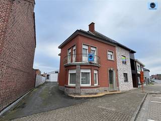 <p><span>SOLIDE CHARMANTE WONING MET 3 KAMERS EN LOODS</span></p><p><span>Vraagprijs : 324.000 euro</span></p><p><span> </span></p><p><span>Solide charmante woning met 3 slaapkamers, tuin en loods.</span></p><p><span>Deze woning is gelegen op een boogscheut van het station van Moerbeke, openbaar vervoer, scholen en winkels.</span></p><p><span>De woning is als volgt ingedeeld :</span></p><p><span>- Op het gelijkvloerse verdiep treft u de inkomhal, de open living, eetruimte, keuken, berging en badkamer met douche en toilet.</span></p><p><span>  Verder treft u nog de kelder.</span></p><p><span>- Op de eerste verdieping vindt u 3 slaapkamers en een badkamer met bad, toilet en lavabo.</span></p><p><span>- De zolder is toegankelijk via een vaste trap. Deze kan ingericht worden als bijkomende kamers.</span></p><p><span>Achteraan de woning bevindt zich een ruime loods van +- 240m²(volledig betonnen vloer) , een garage en een aangename tuin.</span></p><p><span>De woning wordt verwarmd met stookolie en is voorzien van deels enkele en deels dubbele beglazing in hout en PVC.</span></p><p><span> </span></p><p><span>Stedenbouwkundig uittreksel/inlichtingen in aanvraag!</span></p><p><span>Voor info of bezoek bel 0472/29.25.04 of stuur een email naar louis@svena.be</span></p><p><span>Deze gegevens zijn louter informatief en wij kunnen niet aansprakelijk gesteld worden voor eventuele onjuistheden.</span></p><p><span>De bewoonbare oppervlakte is slechts indicatief.</span></p>