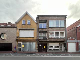 UNIEK project op een TOPligging te Knokke-Heist bevattende een VERGUND appartementsgebouw met 3 appartementen en een naastliggende ruime woning met garage. Buitenkans! Voor dit onroerend goed werd er een omgevingsvergunning bekomen voor het verbouwen van een meergezinswoning met 3 appartementen ( 2 en 3 slaapkamertype ) en een grote rijwoning met inpandige garage. Voor meer info bel 0479 22 68 72.