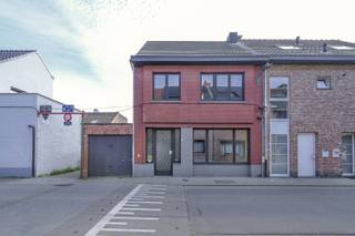 <strong>Op zoek naar een woning op een toplocatie in Bornem, die je helemaal naar je eigen smaak kan inrichten?</strong> Dan is deze woning in de Nieuwstraat misschien wel iets voor jou!<br /><br />Dankzij de centrale ligging woon je hier op <strong>wandelafstand van het centrum van Bornem</strong> en vlak bij het treinstation. Ideaal voor wie graag alles binnen handbereik heeft!<br /><br />De woning beschikt over <strong>3 slaapkamers</strong>, een badkamer, een gezellige woonkamer met eetruimte en een keuken. Ook de <strong>garage is een mooie troef</strong>, zeker op deze centrale locatie.<br /><br /><strong>De woning kan nog wat liefde en aandacht gebruiken, maar net daarin schuilt het potentieel. </strong>Met wat visie en creativiteit maak je hier ongetwijfeld een fijne thuis van. Om je alvast op weg te helpen, delen we in onze advertentie enkele inspirerende impressies die tonen wat er allemaal mogelijk is.<br /><br /><strong>Zie jij hier jouw toekomstige thuis?</strong> Kom de woning zelf ontdekken en laat je verrassen door de mogelijkheden!<br /><br />Hopelijk tot binnenkort tijdens een bezoekje! 🏡