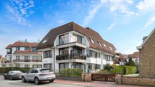 Cet agréable appartement au rez-de-chaussée vous offre une combinaison idéale de confort et d’espace extérieur. Vous serez accueilli dans un spacieux et lumineux séjour donnant sur le jardin ensoleillé orienté plein sud – l’endroit parfait pour se détendre en toute tranquillité.<br /><br />Dans le prolongement, vous trouverez une cuisine fermée, pratique et bien agencée, offrant de nombreux espaces de rangement. L’appartement dispose également de deux chambres à coucher ainsi que d’une salle de bains avec douche à l’italienne.<br /><br />Atouts supplémentaires : une cave au niveau -1 et, au deuxième étage, un espace commun prévu pour installer votre machine à laver.<br /><br />Il est également possible d’acquérir un emplacement de parking au prix de 70 000 euros.<br /><br />En résumé, une belle opportunité pour ceux qui souhaitent vivre de plain-pied avec un agréable espace extérieur !<br /><br />Intéressé(e) ?<br /><br />Appelez : 050 60 99 70<br />Mail : info@immodenil.be