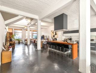 Deze leuke grote loft (285m2!) werd ingericht met behoud van charme en de industriële look werd bewaard. Voorzien van zonnepanelen +...
