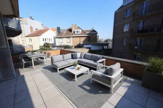 Dit ruime en uitstekend gelegen 2-slaapkamer appartement bevindt zich op een toplocatie nabij de Zeedijk van Mariakerke-Oostende, op wandelafstand van winkels, openbaar vervoer en tal van gezellige restaurants. Ideaal als vaste woonst, tweede verblijf of investering aan zee.<br />Het appartement is gelegen op de eerste verdieping en is praktisch ingedeeld als volgt:
<ul>
	<li><span>Inkomhal met apart gastentoilet</span></li>
	<li><span>Ruime en lichtrijke woonkamer met eetplaats</span></li>
	<li><span>Balkon met zijdelings zeezicht</span></li>
	<li><span>Badkamer uitgerust met ligbad, dubbele lavabo en aansluiting voor wasmachine</span></li>
	<li><span>Twee zeer ruime volwaardige slaapkamers, waarvan één met ensuite badkamer voorzien van douche en lavabo</span></li>
	<li><span>Aan de achterzijde bevindt zich een uitzonderlijk ruim en zonnig terras van maar liefst 55 m² – een echte troef!</span></li>
</ul>
Extra troeven:

<ul>
	<li><span>Inclusief staanplaats in het gebouw</span></li>
	<li><span>Energiezuinig appartement met EPC-score: B-label</span></li>
</ul>
Kortom, een instapklaar en comfortabel appartement op een gegeerde locatie aan de kust, met alle voorzieningen binnen handbereik.<br />Interesse? Contacteer ons vandaag nog voor meer informatie of een bezoek!<br /><br /><br /> 