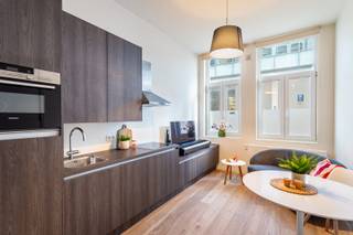 Droom je van wonen en/of investeren in het hartje van de Stad? Dan is dit een toffe kans. Dit gelijkvloerse appartement is gelegen in de hippe Universiteitsbuurt. Winkels, gezellige bars, restaurants en het bruisende stadsleven liggen hier letterlijk om de hoek. Ideaal voor wie graag midden in de stad woont, of voor wie op zoek is naar een vlot verhuurbare investering. Het gebouw, bestaande uit slechts vier appartementen, werd in 2017 volledig gerenoveerd. Het gelijkvloerse appartement is perfect instapklaar en combineert comfort, charme met een praktische indeling. Het appartement beschikt over een lichtrijk en gezellig leefgedeelte met een volledig uitgeruste open keuken. Verder is er een ruime slaapkamer en een verzorgde badkamer. Extra troef is het kleine maar aangename koertje, bereikbaar vanuit de slaapkamer. Kortom, een ideaal appartement voor de startende stadsmus of als zorgeloze investering in het hartje van de Stad. Momenteel verhuurd aan +/- 1000 euro per maand. Epc: 186kWh/m², P-score: A, G-score: A, Wche-Vg-Gvkr-Gvv-Gmo.