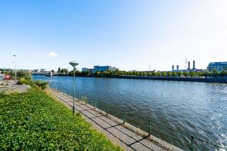 Découvrez Fragnée, situé sur le Quai de Rome à Liège, cette nouvelle résidence de 24 appartements vous propose un cadre de vie unique, en bord de Meuse, à proximité immédiate des transports, des écoles, des commerces et du cœur battant de la ville. Alliant modernité, confort et performance énergétique, ce projet est idéal tant pour un achat résidentiel que pour un investissement. Les appartements, allant du studio au 3 chambres, offrent pour la plupart une superbe vue sur la Meuse. Chaque unité est conçue avec des matériaux de qualité et des équipements performants : cuisine équipée, chauffage par le sol via pompe à chaleur, production d’eau chaude assurée par un ballon de 180L sur pompe à chaleur, châssis en aluminium ou PVC avec double vitrage haute performance. En matière de ventilation, les studios et appartements 1 chambre sont dotés d’un système VMC simple flux (type C), tandis que les 2 et 3 chambres bénéficient d’une VMC double flux avec récupération de chaleur. À quelques minutes à pied de la gare des Guillemins, des arrêts de tram et des établissements d’enseignement supérieur, ce projet bénéficie d’un emplacement stratégique et central, parfait pour les citadins actifs ou les investisseurs à la recherche d’un bien attractif et facile à louer. Ne manquez pas cette opportunité de vivre ou d’investir dans un immeuble neuf à l’architecture soignée, avec une vue exceptionnelle sur la Meuse et un accès direct à toutes les commodités urbaines. Possibilité de bénéficier d’une TVA à 6% sous conditions. Contactez-nous dès maintenant pour en savoir plus ou planifier une visite.