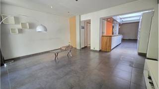 <strong>Instapklare 2-slaapkamerwoning</strong> met <strong>GARAGE</strong>, <strong>TERRAS </strong>en <strong>TUIN </strong>met <strong>ZWEMBAD</strong>, rustig gelegen in een <strong>residentiele woonwijk in Sint-Kruis</strong> en grenzend aan een bosgebied in Male!<br />+ Zeer vlotte verbinding naar de ring en het centrum van <strong>Brugge </strong>en het centrum van Sijsele!<br />+ Vlakbij bushalte!<br />+ Vlakbij de winkels in de <strong>Maalse Steenweg!</strong><br />+ Dichtbij scholen!<br />+ Energielabel C!<br />+ Geen renovatieplicht!<br />+ Privatief terras en tuin zonder inkijk ( geen achterbuur! ) <br /><strong>+ Zongerichte tuin met Zwembad!</strong><br /><strong>+ Vlarem gekeurd zwembad!</strong><br />+ Vernieuwd in 2010!<br />+ Zeer goede mobiscore  8,1 op 10!<br /><br />De woonst omvat een inkom, inpandige garage, eetplaats, gezellige leefruimte met toegang tot terras en tuin, 2 grote skylights  voorzien de ruime en volledige ingerichte keuken van een royale lichtinval, 2 slaapkamers, badkamer met ligbad en douche, berging met aansluiting voor wasmachine en droogkast, een ruim en deels overdekt terras en een tuin met zwembad met achteraan nog een overdekt loungegedeelte.<br />Vastgoedinformatie in aanvraag.<br />P-score=A  G-score=A<br /><br />Bruikbare vloeroppervlakte  154 m²<br />Totale grondoppervlakte  280 m²