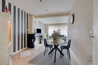<p>Op een schitterende locatie in het centrum van Lier bevindt zich deze ruime woning die momenteel is ingedeeld in drie afzonderlijke appartementen. Dankzij de centrale ligging, de ruime garage, zonnige tuin en grote loods achteraan biedt dit pand tal van mogelijkheden voor zowel investeerders als wie op zoek is naar een combinatie van wonen en verhuren.<br /><br />Indeling gelijkvloers: via de inkomhal heeft u toegang tot de gemeenschappelijke gang. Op het gelijkvloers bevindt zich een ruime garage met extra bergruimte en het eerste appartement.<br />Het gelijkvloers appartement omvat een inkomhal, leefruimte met mogelijkheid tot open keuken, woonkamer, badkamer en één slaapkamer. Achteraan bevindt zich een veranda die uitgeeft op een aangename, zonnige tuin. In de tuin bevindt zich bovendien een zeer ruime loods die tal van mogelijkheden biedt (atelier, opslag, hobbyruimte, …). Dit appartement dient volledig gerenoveerd te worden.<br /><br />Appartement eerste verdieping: via de nachthal bereikt u de volledig geïnstalleerde keuken met achterliggende badkamer. De riante en lichtrijke eet- en woonkamer vormt het hart van het appartement. Verder beschikt dit appartement over een gastentoilet, een ruime slaapkamer en een zonnig terras.<br /><br />Het appartement op de tweede verdieping werd recent volledig gerenoveerd. De inkomhal/nachthal geeft toegang tot een zeer lichtrijke woonkamer. De badkamer is uitgerust met douche, lavabomeubel, toilet en aansluitingen voor wasmachine en droogkast. Verder beschikt het appartement over een ruime slaapkamer. Achteraan bevindt zich de ruime keuken en eetkamer, voorzien van oven, kookvuur, dampkap, koelkast, lavabo en ingemaakte kasten. Aansluitend bevindt zich een ruim en zonnig overdekt terras.<br /><br />Troeven van dit pand<br />- Topligging in het centrum van Lier<br />- Ingericht als 3 appartementen<br />- Ruime garage<br />- Zonnige tuin<br />- Grote loods met diverse mogelijkheden<br />- Recent gerenoveerd appartement op de tweede verdieping</p><p>- Maatregelenregister in aanvraag.<br /><br />EXTRA: <br />- 3 gasmeters / 3 elektriciteitsmeters<br />- conformiteitsattest voorzien voor appartement V1 en V2<br />- EPC C: 265kwh/m2 jaar (UC: 20240606-0003255575-RES-1) + EPC D: 357 kWh/m2 jaar  (20240606-000325558-RES-1)<br />- Elektriciteit deels conform.<br />- Asbestattest in opmaak<br />- Perceelscore D, gebouwscore D, woongebied, Gvg, Gmo, Gvkr, Gvv. <br /><br />Voor meer info ga naar www.coenenvastgoed.be of bel 03/375.82.92</p>