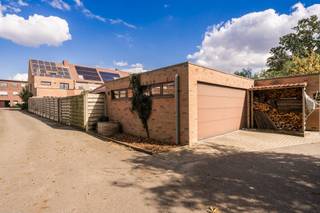 <p><span>Ruimte, energiezuinigheid én een zonnige tuin: deze woning heeft het allemaal!</span></p><p><span> </span></p><p><span>Deze totaal gerenoveerde halfopen bebouwing in Duffel verrast met 4 à 5 slaapkamers, een prachtige zuidwestgerichte tuin en een garage voor 2 wagens.</span></p><p><span> </span></p><p><span>Beneden geniet je van een lichtrijke eetkamer, gezellige zithoek met houtkachel en open keuken, met mooi zicht op het terras en de tuin.</span></p><p><span>Op het gelijkvloers bevindt zich bovendien een gastentoilet en een aparte kamer die dienst kan doen als kantoor, speelkamer of extra slaapkamer.</span></p><p><span> </span></p><p><span>Boven zijn er 3 ruime slaapkamers (waarvan de grootste toegang biedt tot een dakterras), een badkamer met inloopdouche, ligbad en dubbele lavabo en een apart toilet.</span></p><p><span> </span></p><p><span>De zolder biedt ruimte voor een extra slaapkamer, hobbyruimte en/of bureau.</span></p><p><span>De reeds aanwezige aparte ruimte met lavabo en toilet biedt bovendien de mogelijkheid om uit te breiden naar een tweede badkamer.</span></p><p><span> </span></p><p><span>Een absolute troef is de volledig omheinde tuin die bijzonder veel privacy biedt.</span></p><p><span>Hier geniet je van een aangenaam terras met vijver, een tuinhuis en ruime overdekte fietsenstalling.</span></p><p><span> </span></p><p><span>Ook energetisch scoort de woning sterk: </span><span>EPC A, warmtepomp met boiler, zonnepanelen met groenestroomcertificaten én een uitgebreide thuisbatterij met EMS systeem.</span></p><p><span> </span></p><p><span>Verder beschikt de woning over conforme elektriciteit, elektrische rolluiken en geluidswerende ramen vooraan.</span></p><p><span> </span></p><p><span>Gunstig gelegen nabij winkels, scholen, openbaar vervoer en belangrijke verbindingswegen.</span></p><p><span> </span></p><p><span>Wil je deze woning zelf ontdekken?</span></p><p><span>Contacteer ons dan snel en plan jouw bezoek in!</span></p><p><span> </span></p>