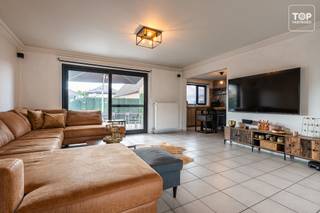 Deze instapklare woning is gelegen in een rustige residentiële buurt, op korte afstand van scholen, winkels en de N9.<br /><br />De woning biedt verrassend veel ruimte en combineert een praktische indeling met een mooie, zonnige tuin.<br /><br />Binnenin beschikt de woning over een lichtrijke living met gezellige haard, een bureauruimte en maar liefst vier slaapkamers.<br /><br />Een bijzondere troef is de ruime polyvalente ruimte, die voorheen dienstdeed als kinderopvang. <br /><br />Deze ruimte biedt tal van mogelijkheden en kan perfect ingericht worden als praktijkruimte, hobbyruimte, speelkamer, extra leefruimte of voor andere professionele of privédoeleinden.<br /><br />Op de verdieping bestaat bovendien de mogelijkheid om een extra badkamer te creëren. De nodige leidingen zijn hiervoor reeds aanwezig. <br /><br />Buiten geniet u van een ruime en mooi aangelegde tuin op een zonnig perceel, voorzien van een opbouwzwembad. <br /><br />De oprit wordt afgesloten met een automatische poort en er is een praktische fietsenstalling aanwezig.<br /><br />Een ruime en veelzijdige woning met vier slaapkamers, extra werk- en leefruimte en een aangename tuin, ideaal voor wie rustig wil wonen met scholen, winkels en belangrijke verbindingswegen vlakbij.<br /><br />Bel Top Vastgoed voor een bezoek op 0475 700 700