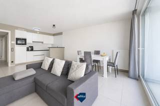 Dit verzorgde appartement met twee slaapkamers bevindt zich op de tweede verdieping van een recente en goed onderhouden residentie. Het combineert een aangenaam wooncomfort met een centrale ligging. De lichtrijke leefruimte met open keuken sluit rechtstreeks aan op het gezellige terras aan de voorzijde. Aan de rustige achterzijde bevinden zich de twee slaapkamers, waarvan één beschikt over een eigen terras. Daarnaast is er een ruime praktische berging met aansluiting voor een wasmachine en voldoende extra opbergruimte. Ook de ligging vormt een belangrijke troef. Het strand, zwembad, winkels en diverse andere voorzieningen bevinden zich op korte afstand. Bovendien is er een vlotte verbinding met de autosnelweg. Een instapklaar appartement, ideaal als vaste woonst, tweede verblijf of investering.