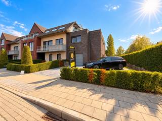 In Zedelgem, op wandelafstand van het centrum, de winkels, de school, openbaar vervoer en op slechts 7min van de E40 staat deze instapklare en moderne woning. Deze leuke en gezellige gemeente beschikt over alle faciliteiten qua sport, scholen, restaurants en de Colruyt op 100m. De woning is deel van Residentie De Witte Doorn die opgericht is een tiental jaar geleden. Dit is het perfecte vastgoed voor wie onafhankelijk wil wonen maar toch mee wil profiteren van de voordelen van een residentie waarbij je bv zelf de tuin niet moet onderhouden. Het huis is modern en heeft naast een ruime living met zicht op de tuin en groen, een grote keuken met berging, een inpandige garage en op de verdiepinig drie slaapkamers en een badkamer.<br /><br /><span>Gelijkvloers (105m2):</span><br />Inkomhal/traphal (8m2) met toilet (hangtoilet + lavabo) - ruime living (57m2) met grote ramen en zicht op de tuin - open ingerichte keuken met veel kastruimte, werkblad in composiet, inductie kookplaat, vaatwas, combi oven, warmeluchtoven, frigo en dubbele spoelbak - aansluitende berging aan de keuken (3m2) - garage (23m2) met automatische sectionaalpoort en wasplaats met CV-ketel (Viessman), regenpomp, waterverzachter - zonnige tuin met verschillende terrassen (tuinhuis wordt nog verwijderd) - oprit in blauwe hardsteen met extra parkeerplaats.<br /><br /><span>1ste Verdieping (71m2):</span><br />Nachthal (11m2) met toilet - 3 slaapkamers (12m2, 13m2, 16m2) - badkamer met aparte douche, ligbad en meubel met dubbele lavabo, schuiven en spiegelkast<br /><br /><span>Algemeen:</span><br />- Station Loppem/E40/E403: op 7min<br />- wandelafstand van de Colruyt, scholen, centrum<br />- ramen in PVC met isolerende beglazing en muggenramen<br />- moderne architectuur<br />- maandelijkse kost voor onderhoud en verzekering