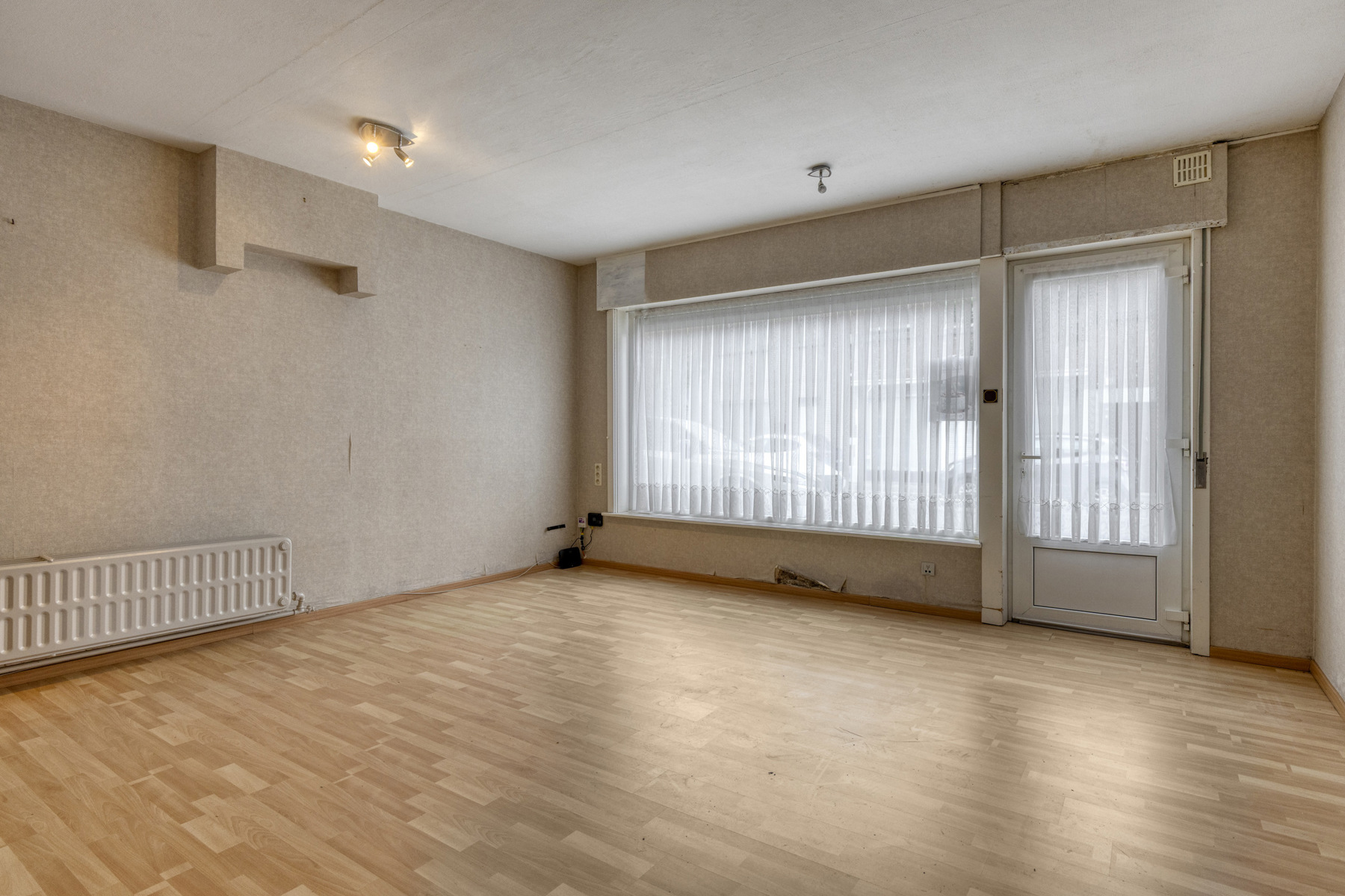 Ruime te renoveren woning met veel potentieel - foto 2