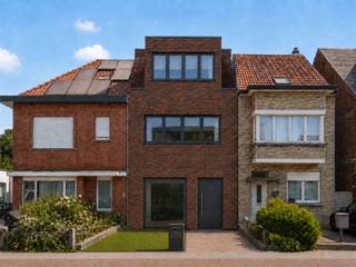 <p><span>Deze nieuwbouwwoning (in afwerkingsfase) met mooie gevelsteen, ligt in de Sint-Lambertuslaan (zone 30), één van de mooiste lanen van het rustige Muizen. In de voortuin beschikt u over een autostaanplaats en een wachtkabel voor het opladen van een elektrische auto. In de achtertuin kijkt u vanop het terras ongehinderd uit op de groene omgeving. Daarnaast beschikt de tuin over een tuinhuis, opgetrokken in dezelfde gevelsteen als de woning.. Het parkgebied langs de Dijle, dat populair is bij fietsers en wandelaars, ligt niet al te ver achter uw tuin. In deze woning is veel aandacht gegeven aan een goede lichtinval en voldoende comfort. De BEN-woning is voorzien van dikke isolatielagen, algemene vloerverwarming, ventilatiesysteem D, zonnepanelen (hybride omvormer), warmtepomp, etc. In de living met open keuken is er een eiland voorzien, plus kwalitatieve apparaten. Op het gelijkvloers is er voor de thuiswerkers een bureelruimte beschikbaar. Bergingsruimte vindt u bovendien in een grote berging op de verdieping en in een technische ruimte. De vier kamers en het bureel beschikken over een data-aansluiting en voldoende stopcontacten. In deze woning met vier volwaardige kamers werd er voor gekozen om twee badkamers te installeren. Muizen vormt de ideale uitvalsbasis voor wie een goede automobiliteit wil verzoenen met een rustige leefomgeving.</span></p><p><span> </span></p>