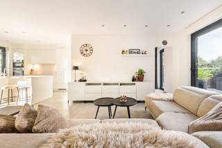 Gelegen in een aangename woonomgeving, met het centrum van Schoten in de buurt, ligt dit appartement met drie slaapkamers, een zee aan natuurlijk licht én een buitenruimte van maar liefst 181 m². Die combinatie kom je niet elke dag tegen!<br /><br /><span><strong>INDELING</strong></span>:<br /><br />Via de inkomhal komt u in de ruime leefruimte, waar de grote raampartijen meteen opvallen. Ze zorgen voor bijzonder veel natuurlijke lichtinval.<br /><br />Het zit- en eetgedeelte vloeien mooi in elkaar over, met aansluitend de open, volledig uitgeruste keuken.<br /><br />Vanuit de leefruimte stapt u rechtstreeks het privatieve terras en de tuin in.<br /><br />Via de nachthal bereikt u de drie slaapkamers, waarvan één opvallend ruim, en de badkamer met royale inloopdouche. Een afzonderlijk gastentoilet en een praktische berging maken de indeling compleet.<br /><br />Bij de oorspronkelijke bouw werd de garage volledig geïntegreerd in het appartement. Een gedeelte werd gebruikt om de derde slaapkamer aanzienlijk te vergroten, terwijl het overige gedeelte werd ingericht als praktische berging met plaats voor een wasmachine en droogkast.<br /><br />De voormalige oprit doet vandaag dienst als parkeerplaats. <br /><br />Ook aan comfort werd gedacht. Zo is het appartement voorzien van vloerverwarming, met een afzonderlijke temperatuurregeling in de slaapkamers. Daarnaast beschikt u over een privatieve kelderberging. <br /><br /><span><strong>BIJZONDERHEDEN</strong></span>:<br /><br />• Instapklaar &amp; veel natuurlijke lichtinval<br />• 3 slaapkamers<br />• Private tuin/terras van ca.181 m²<br />• Parkeermogelijkheid <br />• Woongevoel van een laagbouwwoning