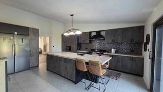 Instapklare woning te koop in Hasselt (omgeving Corda Campus)<br /><br />Instapklare halfopen bebouwing met 4 slaapkamers op een perceel van 2a 56ca<br />De woning onderging tussen 2020 en 2023 een grondige renovatie waarbij onder meer het dak werd vernieuwd, een moderne keuken werd geplaatst en nog andere opfrissingen.<br /><br />Voor meer info of bezichting, kan u contact opnemen met Nese Erdem op het nummer 0485/51 74 82 of per mail neseerdem@hotmail.com