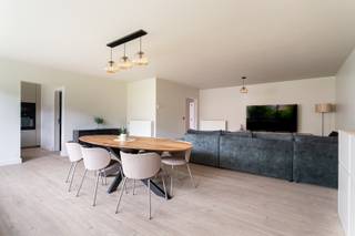 Locatie<br />Gelegen in een kleinschalig, verzorgd gebouw, in een rustigewoonwijk geniet u hier van een aangename omgeving. Kinderen kunnen zich uitleven op het speelpleintje in de straat, terwijl scholen en sportfaciliteiten zich op korte afstand bevinden. Supermarkten, bakkers en andere buurtwinkels zijn vlot bereikbaar. Dankzij de nabijheid van openbaar vervoer en belangrijke invalswegen verplaatst u zich bovendien moeiteloos richting Antwerpen centrum of de omliggende gemeenten. <br /><br />Beschrijving<br />Dit volledig gerenoveerde gelijkvloersappartement (2026) combineert ruimte, comfort en een praktische indeling. De ruime leefruimte biedt een zithoek, plaats voor een eettafel én extra plaats voor een bureau, speelhoek of hobbyruimte. Aansluitend bevindt zich de moderne keuken die volledig geïnstalleerd en voorzien is van voldoende werk- en bergruimte. Extra praktisch is de afzonderlijke berging met aansluiting voor wasmachine en droogkast. De badkamer is uitgerust met een ligbad, dubbele wastafel en een verwarmde handdoekdroger. Achteraan bevinden zich drie slaapkamers die uitgeven op de tuin. Daarnaast heb je de mogelijkheid om een afgesloten garagebox aan te kopen voor € 22.500. <br /><br />Belangrijkste troeven: <br />- Extra wasruimte / berging<br />- Dak recent vernieuwd<br />- Privatieve kelderberging<br />- Rustige buren en aangename woonomgeving<br />- Vlotte verbinding naar Antwerpen en belangrijke invalswegen<br /><br />Verplichte vermeldingen: EPC: 262 kWh/m², P-score: D & G-score: C, Stedenbouw: Wg-Vg-Gvkr-Vv-Gmo