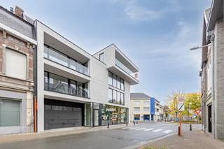 Ce projet contemporain comprend un bâtiment commercial au rez-de-chaussée et seulement trois appartements exclusifs. De nombreux avantages tels...