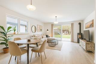 Op zoek naar een energiezuinige en instapklare villa op een toplocatie in Wemmel? Deze recente woning (bouwjaar 2021) combineert moderne luxe...
