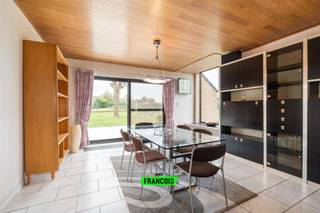 Gelegen in het charmante Strijpen, een deelgemeente van Zottegem, bevindt zich deze bijzonder goed onderhouden woning op een rustige en tegelijk vlot bereikbare locatie. U geniet hier van een aangename woonomgeving met een vlotte verbinding naar het centrum, winkels en invalswegen.<br /><br />De woning verwelkomt u via de inkomhal met gastentoilet en geeft meteen toegang tot de lichtrijke leefruimte. Aansluitend bevindt zich de ruime, aparte keuken die rechtstreeks toegang biedt tot het terras en de zonnige tuin.<br /><br />Op het gelijkvloers vindt u verder twee volwaardige slaapkamers, een badkamer uitgerust met wastafel, ligbad en douchecabine, alsook meerdere praktische bergingen. De woning beschikt bovendien over een ruime inpandige garage én een extra aparte garage met zolderruimte, wat zorgt voor tal van mogelijkheden.<br /><br />De eerste verdieping omvat een derde slaapkamer, bijkomende bergruimte en een bijzonder ruime polyvalente ruimte van ca. 75 m². Deze biedt tal van uitbreidingsmogelijkheden en kan perfect ingericht worden als extra slaapkamers, tweede leefruimte, hobbyruimte of zelfs een studio.<br /><br />Tot slot is er nog een kelder aanwezig en beschikt de woning over een ruime oprit.<br /><br />