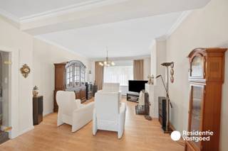 Deze gezellige stadswoning in Oostende combineert een praktische indeling met aangename leefruimtes, twee volwaardige slaapkamers en een verrassend ruime buitenruimte. De woning werd gebouwd in 1949 en is gelegen op een perceel van 108 m². Dankzij de rustige ligging in een éénrichtingsstraat, de zuidoostgerichte koer van bijna 26 m² en de vele mogelijkheden is dit een interessante woning voor wie op zoek is naar een eigen stek met potentieel in Oostende.<br /><br />Bij het binnenkomen wordt u verwelkomd in een inkomhal met toegang tot de woning en de centrale traphal. De ruime en luchtige leefruimte geniet van een aangename lichtinval en beschikt over een laminaatvloer, centrale verwarming en PVC-ramen met dubbele beglazing en rolluiken. De extra aanwezige gaskachel zorgt voor gezellige winteravonden.<br /><br />Aansluitend bevindt zich de keuken, uitgerust met de nodige toestellen, voldoende kastruimte en een stenen werkblad. Vanuit de keuken is er toegang tot het sas, het aparte toilet en de praktische berging/wasplaats.<br /><br />Een absolute troef van deze woning is de zuidoostgerichte binnenkoer van bijna 26 m², aangelegd met klinkers. Deze aangename buitenruimte biedt een heerlijke plek om van de zon te genieten, buiten te eten of gezellig te ontspannen.<br /><br />Op de eerste verdieping bevinden zich twee grote slaapkamers, een ruime nachthal en een badkamer met douche, toilet en lavabo. Daarnaast beschikt de woning over een hoge ruime zolderverdieping van ongeveer 31 m², voorzien van twee Velux-ramen. Deze ruimte biedt tal van mogelijkheden en kan ingericht worden als derde slaapkamer, bureau, hobbyruimte of extra leefruimte. Op de nachthal is bovendien voldoende ruimte om de huidige uitschuifbare trap eventueel te vervangen door een vaste trap er naartoe.<br /><br />De woning is voorzien van dubbele beglazing, PVC-ramen, PVC-rolluiken, een PVC-veiligheidsvoordeur en centrale verwarming op gas. Met een EPC-label F biedt de woning mogelijkheden om via energetische renovaties het wooncomfort en de energieprestaties verder te verbeteren.<br /><br />De woning is gelegen in een rustige éénrichtingsstraat met gratis parkeermogelijkheid aan beide zijden. Winkels, supermarkten, bakker, apotheek, scholen en kinderopvang bevinden zich op wandelafstand. Het centrum, de zee, het strand, noem maar op ... alles is eveneens vlot bereikbaar via het openbaar vervoer. Ideaal voor wie alles graag dichtbij heeft en toch rustig wil wonen.<br /><br />Deze ruime stadswoning biedt een mooie combinatie van ruimte, buitenleven en mogelijkheden. Met twee slaapkamers, een ruime zolder, een zonnige koer en een praktische ligging vormt deze woning een interessante basis voor wie op zoek is naar een karaktervolle woning die verder naar eigen smaak kan worden vernieuwd en ingericht.<br /><br />Interesse? Contacteer ons vandaag nog en plan uw bezoek in!