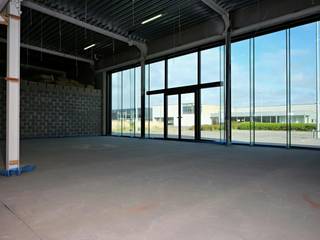 Verhuurd handelspand/ baanwinkel van ca. 770 m² te koop in Middelkerke.<br /><br />De winkel is gelegen de centraal gelegen commerciële zone samen met o.a. Colruyt, Berca, Brantano, Brico, Aldi, Bon'app, Lidl, Lingerie Outlet, Sligro en Euro Shop) en nabij de luchthaven van Oostende. <br /><br />Indeling:<br />- winkelruimte met grote overspanning (600 m²)<br />- stockageruimte met automatische rolgordijn/poort (120 m²)<br />- bureelruimte met sanitair blok (50 m²)<br />- extra ruimte mogelijk op verdieping (50 m²)<br />- Perceel: ca. 1000 m²<br /><br />Troeven:<br />- Huurprijs: € 5500,00/ maand<br />- Huurovereenkomst sinds 01/06/2025 <br /><br /><br /><br />Bestemming: Bedrijvenzone Oostendelaan : zone 4: Zone voor grootschalige kleinhandel, groothandel en lokale bedrijven ( meer concrete info op https://www.middelkerke.be/nl/rup-bedrijvenzone-oostendelaan)<br /><br />Bent u geïnteresseerd in dit bedrijfsvastgoed te koop in Middelkerke? Aarzel dan niet om ons te contacteren via 0476 94 27 32 of hilde.blieck@dewaele.com<br /><br />Bestuursmaatregelen in het maatregelenregister: nee