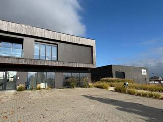 <p>Structura.biz stelt u een recente bedrijfsoplossing voor, strategisch gelegen in Gembloux, vlak bij de E411 en N4. Een zeldzame kans voor bedrijven die logistiek en administratie willen combineren op één locatie.</p>
<p><strong>🛠 Magazijngedeelte:</strong></p>
<ul>
<li>
<p>Twee opslagruimtes van <strong>± 500 m²</strong> elk</p>
</li>
<li>
<p>Eén magazijn met een <strong>mezzanine van ± 250 m²</strong></p>
</li>
<li>
<p><strong>Vrije hoogte: 7 meter</strong></p>
</li>
<li>
<p><strong>Grote sectionaalpoorten</strong>, geschikt voor vrachtwagens en bestelwagens</p>
</li>
<li>
<p><strong>Totale bruikbare oppervlakte: ± 1.225 m²</strong></p>
</li>
<li>
<p><strong>Buitenruimte van ± 1.000 m²</strong> geschikt voor stockage of manoeuvres</p>
</li>
</ul>
<p><strong>🏢 Kantoorgedeelte:</strong></p>
<ul>
<li>
<p><strong>± 400 m² moderne, lichtrijke kantoren</strong>, volledig ingericht</p>
</li>
<li>
<p>Comfortabele werkomgeving met hoogwaardige afwerking</p>
</li>
<li>
<p>Uitstekende energieprestaties</p>
</li>
</ul>
<p><strong>💡 Extra troeven:</strong></p>
<ul>
<li>
<p>Gebouwd in <strong>2020 – in uitstekende staat</strong></p>
</li>
<li>
<p><strong>Verkoop via overdracht van aandelen</strong> → geen registratierechten</p>
</li>
<li>
<p>Mogelijkheid tot financiering onder <strong>gunstige voorwaarden</strong></p>
</li>
</ul>
<p>📌 <strong>Geïnteresseerd?</strong><br />Contacteer het Structura.biz-team voor meer informatie of een bezoek.</p>