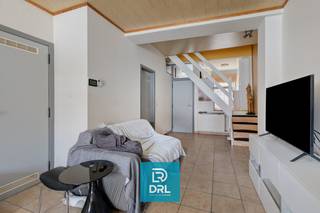 Deze charmante stadswoning is ideaal gelegen in het rustige gezellekwartier van de Brugse binnenstad, vlakbij Sint-Annakerk. Ze combineert comfort met een uiterst centrale ligging. Dankzij grote raampartijen en lichtkoepels geniet de woning van een aangename lichtinval de ganse dag door. In de inkomhal is een kelderfietsberging (spinde) en een gastentoilet. De aangename leefruimte, met grote keuken biedt uitzicht op het gezellige tuintje en geeft via een trapje toegang tot de 'voute'. Op de eerste verdieping is er een ruime slaapkamer en een 'slaapnis'. De 2e kleine slaapkamer bevindt zich tussen de slaapkamer en de slaapnis. De badkamer bevindt zich op de gelijkvloerse verdieping. Het aangename, zonnige stadstuintje is voorzien van een tuinhuis/berging. Er is een garagepark in de onmiddellijke omgeving waar regelmatig garages te huur zijn. Kortom een de geschikte woning voor wie rustig wil wonen met alle stadsvoorzieningen binnen handbereik. <br />Er wordt een bezoekmoment georganiseerd op zaterdag 18/04/2026. De woning is beschikbaar vanaf 15/05/2026.<br />Bezoek inplannen kan via e-mail mits het voorleggen van bewijs van inkomsten (laatste 3 maanden).<br />Contacteer DRL VASTGOED, info@drlvastgoed.be, 050 65 95 95