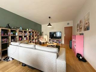 Op een gunstig gelegen locatie in de buurt van openbaar vervoer en centrum van Lier bevindt zich dit appartement.<br /><br />De inkomhal geeft toegang tot de ruime lichtrijke leefruimte. Naast de leefruimte bevindt zich de keuken welke landelijk oogt en uitgerust is met de nodige toestellen.<br />De berging zorgt voor extra opslagruimte en is voorzien van aansluiting voor wasmachine.<br /><br />Verder bevinden er zich twee slaapkamers waarvan 1 slaapkamer toegang geeft tot het terras (14m²) en een badkamer. De badkamer is uitgerust met een ligbad en een enkele lavabo in een ruim badkamermeubel.<br />Het toilet is apart.<br /><br />Pluspunten:<br />+ Gunstige ligging<br />+ 2 terrassen<br /><br />Heeft u interesse om dit appartement te huren? Stel uzelf snel kandidaat via onze website www.vbvastgoed.be met de groene knop "Ik ben kandidaat".