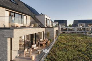 Dit tweeslaapkamer appartement van 89 m² is gelegen op het eerste verdiep en beschikt over een lichtrijke eet- en leefruimte, een open keuken met keukeneiland, een praktische berging, twee slaapkamers, een afzonderlijk toilet en een badkamer uitgerust met een dubbele wastafel en een inloopdouche. Daarenboven beschikt dit appartement over twee terrassen, één aan de voorkant en één aan de achterkant met zicht op de binnentuin. De gezamenlijke oppervlakte van de zonnige terrassen bedraagt 12,96 m².<br /><br />Het project onderscheidt haar dankzij het gebruik van efficiënte, vooruitstrevende technieken, waarbij ieder appartement werd voorzien van een eigen geothermische warmtepomp in combinatie met vloerverwarming (én -koeling).  Op het gebied van afwerking biedt Kapellehof hoge standaarden met ruime budgetten voor de keuze van uw vloerafwerking, de sanitaire toestellen en de volledig geïnstalleerde keuken met kwalitatieve inbouwtoestellen.<br /><br />Bij elk appartement hoort tevens een ondergrondse parkeerplaats en een privatieve kelderberging, allen voldoende ruim en vlot toegankelijk.<br /><br />Benieuwd? 09 278 78 79 of guillian@landbergh.be 