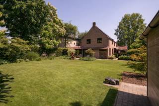 <p><span>Deze instapklare villa werd door de jaren heen vernieuwd en is gelegen in de kindvriendelijke en residentiële woonwijk Elsdonk. De aansluiting met de E19 en de lokale winkels, scholen, openbaar vervoer en sportinfrastructuur, is eveneens in de directe nabijheid. Deze ruime villawoning werd ingeplant op een terrein van ca 1075 m² en heeft een bew. opp.van ca 350 m². De gezelligheid van het wonen is alom aanwezig en de woning omvat een ruime inkomhal met gastentoiler en vestiaire, een ruime eetruimte doorgevend naar een smaakvolle en hyper aangename leefruimte (op parket) met OH en aansluitende knusse tv kamer. Het geheel geeft uit op de prima georiënteerde ZW-tuin en aangename terrassen rondom (wo 1 met zonneweringen en elektrische verwarmers). De luxueuze leef-en eetkeuken is prima afgewerkt met tal van kasten, een bijkeuken/wasplaats met dienstingang. Op verd.1 treffen we 2 slaapkamers met inbouwkasten aan de voorzijde + een recente doucheruimte, een riante hoofdslaapkamer met eigen badkamer & dressing. Boven treffen we nog een extra grote polyvalente ruimte, een vierde slkm en een derde badkmamer. Inpandige garage met extra berging + carport en 4 extra staanplaatsen vooraan. Recent werden nog nieuwe ramen en zonnepannelen + een batterij geplaatst. Deze instapklare villa is een uitstekende kans voor kandidaten die op zoek zijn naar een ruime, praktische en kindvriendelijke villa op een mooie, strategische locatie. </span></p><p><span>De woning verkeert in perfecte staat en is meteen instapklaar!</span></p>