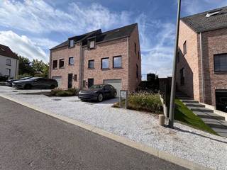 <p>Op een<strong> rustige locatie</strong> in Brakel bieden we deze <strong>instapklare woning</strong> uit 2021 aan, met een bewoonbare oppervlakte van 195 m² op een perceel van 335 m². De woning wordt <strong>deels bemeubeld</strong> verhuurd.</p><p></p><p>Op het gelijkvloers bevindt zich een <strong>lichtrijke leefruimte</strong> met een <strong>open, volledig uitgeruste keuken</strong>. De badkamer is voorzien van een kwaliteitsvolle afwerking. Achteraan de woning geniet u van een <strong>zuidwestgericht terras en een afgesloten tuin</strong>, ideaal om in alle rust te ontspannen.</p><p></p><p>Daarnaast beschikt de woning over een<strong> ruime garage en oprit</strong>, waardoor er voldoende parkeergelegenheid is. Dankzij de recente bouw en uitstekende energieprestaties, beschikt de woning bovendien over een EPC-label A.</p><p><br /><strong>Huurprijs:</strong> € 1.250/maand<br /><strong>Beschikbaar vanaf:</strong> onderling bespreekbaar.</p>