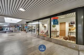 COMMERCIEEL PAND VAN 175 M² IN PASSAGE BEGAS, GELEGEN IN HARTJE LANAKEN !<br /><br />We vinden deze handelspand met een bruikbare oppervlakte van 175 m² terug op een perceel van 17a 77ca te Lanaken. <br /><br />Voor meer informatie, neem zeker een kijkje op onze website via de volgende link: <br />https://www.sterkvastgoedmakelaars.be/detail/te-koop-winkelruimte-lanaken/7144784?dosearch=True&flowstatus=ForSale,ForSaleReserved,ForSaleWithBid,ToCompleteForSale,SoldUnderReserve,Sold&pageindex=1&pagesize=12&searchpage=ForSale&sortdirection=DESC&sortfield=pub_flowstatus&transactiontype=Sale