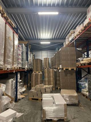 📍 Jumet — 2 minutes from Charleroi AirportWarehouse space of 450 m², ideal for storage and logistics.Features: * 6 m clear height * Pallet racks...