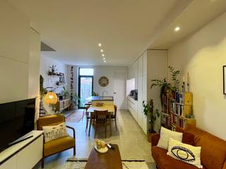 Zeer mooi gerenoveerde en energiezuinige woning met tuin gelegen in het centrum van Puurs. Indeling als volgt; inkomhal met gastentoilet...