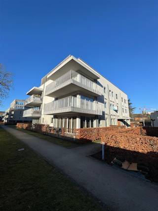 In het hart van Mol vind je dit prachtig, lichtrijk appartement op de 1ste verdieping.De ruime leefruimte is voorzien van screens aan de ramen, wat...