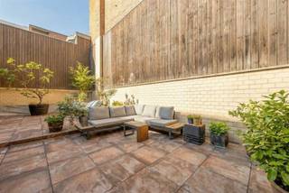 <p><span>UNIEK EN JONG DUPLEX APPARTEMENT</span></p><p><span>TOPLOCATIE </span></p><p><span>AAN HET STADSPARK</span></p><p><span> </span></p><p><span>Ontdek dit uitzonderlijke duplex appartement van 260 m² op het </span><span>1e en 2e Verdiep</span><span>, met een indrukwekkend West-georiënteerd terras van wel 100m²,</span></p><p><span>hier kunt u zich terugtrekken en genieten van de hoogwaardige afwerking, buitengewoon comfort en een uitzonderlijke buitenruimte.</span></p><p><span> </span></p><p><span>Een brede straat, eveneens toplocatie aan het vernieuwde Stadspark van Antwerpen perfect voor wie ruimte, luxe en rust zoekt. </span></p><p><span> </span></p><p><span>1</span><span><sup>e</sup></span><span> Verdiep</span></p><p><span>Riante inkomhal 30m² met statige trappenhal, </span><span>vestiaire ruimte, Gastentoilet + handenwasser.</span></p><p><span> </span></p><p><span>Luxe Leef-Eetkeuken 33m² (BULTHAUP) </span><span>met kookeiland, voorzien van alle comfort.</span></p><p><span>Toestellen MIELE &amp; ATAG:</span></p><p><span>- Hoge Druk Stoom Oven</span></p><p><span>- Combi-Oven</span></p><p><span>- Koelkast + 2x Diepvries (x 3 Vriesladen)</span></p><p><span>- 4-Pits inductievuur</span></p><p><span>- Vaatwasser</span></p><p><span> </span></p><p><span>Woonkamer 64m² </span><span>op parket met Panoramisch zicht op het Stadspark.</span></p><p><span> </span></p><p><span> </span></p><p><span>2</span><span><sup>e</sup></span><span> Verdiep</span></p><p><span>Inkom 2 / nachthal op parket, </span><span>met aparte WC.</span></p><p><span>Berging/Waskamer 8m² </span><span>op ker. tegel, serverbox, aansl. Was- en droogkast, tech. ruimte.</span></p><p><span> </span></p><p><span>Het Master gedeelte:</span></p><p><span>+ Badkamer 10m² </span><span>op ker. tegel,</span><span> </span><span>inloop regendouche, WC, handdoek droger en dubbel lavabo meubel.</span></p><p><span>+ Slaapkamer 50m²</span><span> op parket, tv-aansluiting en Airco.</span></p><p><span> </span></p><p><span>2 Slaapkamers 16m² + 16m² op parket met ensuite terras.</span></p><p><span>2e Badkamer voll. tegel, </span><span>met bad-douche combinatie, handdoek droger en enkel lavabomeubel.</span></p><p><span> </span></p><p><span> </span></p><p><span>Privé Kelder 5m² en Gem. fietsenberging.</span></p><p><span> </span></p><p><span>Een ware Parel met Panoramisch zicht op het Stadspark</span></p><p><span>Exclusief Terras 100m² ideaal voor zonsondergangen en entertainment.</span></p><p><span> </span></p><p><span>Troeven</span></p><p><span>+ Bouwjaar 2010</span></p><p><span>+ Brede straat, veel openbare parking</span></p><p><span>+ 2x Gepantserde toegangsdeur (1e en 2e Verdiep)</span></p><p><span>+ CV op Gas, Vaillant '2021'</span></p><p><span>+ Video-parlofoon</span></p><p><span>+ Elektrische Rolluiken achteraan</span></p><p><span>+ Airco Woonkamer, Keuken en Master SLK (SANYO)</span></p><p><span>+ Kraanwerk Dornbracht &amp; Hans Gröhe</span></p><p><span>+ Centrale Toplocatie nabij, gezellige Restaurants, winkels, ...</span></p><p><span>+ LIFT op beide verdiepen van Duplex</span></p><p><span>+ Panoramisch Zicht op Stadspark</span></p><p><span>+ Terras Ca. 100M² (West)</span></p>