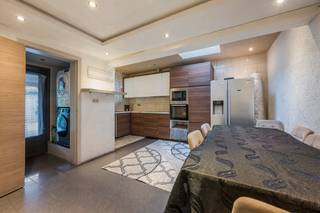 <p>Ontdek deze gezinswoning in een aangename en rustige woonwijk van Wilrijk, gelegen aan de Daniël Herreynslaan. De woning ligt op een centrale, maar groene locatie, in de nabijheid van winkels, scholen, parken en openbaar vervoer — ideaal voor gezinnen die comfort en bereikbaarheid willen combineren.<br /><br />Indeling: <br />- GLV: bij binnenkomst tref je een lichte en gezellige woonkamer aan de voorzijde, perfect om te ontspannen met het hele gezin. Achteraan bevindt zich de ruime keuken met voldoende plaats voor een eetgedeelte. Van hieruit heb je toegang tot de aangename tuin, een ideale plek om te genieten van zonnige dagen. Verder is er een praktische kelder voor extra bergruimte en een apart toilet op het gelijkvloers.<br /><br />- 1steV: de bovenverdieping beschikt over drie volwaardige slaapkamers. Hiervan heeft één slaapkamer een ensuite badkamer, wat zorgt voor extra comfort en privacy. Daarnaast is er nog een tweede, aparte badkamer.<br /><br />Een gezinswoning met alle hedendaagse comfort, gelegen in een aantrekkelijke buurt waar het aangenaam wonen is.</p>