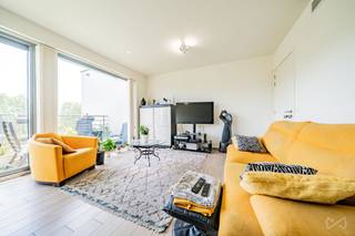 We Invest vous présente un superbe appartement 1 chambre situé dans Mons au sein de la Résidence "Au fil des Grand-Près", proche de toutes les commodités (centre commercial, gare de Mons...). Il s'agit d'un appartement situé au 4ème et dernier étage avec ascenseur. <br /><br />Il est composé comme suit : hall d'entrée, wc séparé, buanderie, séjour ouvert sur une terrasse avec vue dégagée, cuisine entièrement équipée, une salle de bain et une chambre. Un emplacement de parking est également inclus.<br /><br />Caractéristiques techniques: <br />- Bâtiment récent de 2017<br />- Chauffage central au gaz<br />- Chaudière collective<br />- Châssis double vitrage en aluminium<br />- électricité conforme<br />- PEB Classe B - 20191219503350 - 6973 kWh/an - 99 kWh/m².an. <br />L'appartement est loué actuellement à un loyer de 792€ + 65€ pour les charges de copropriété, le chauffage et l'eau chaude.<br /><br />Infos &amp; visites : Sara Jockin au 0470/28.96.83 ou sur sara.jockin@weinvest.be<br />IPI 519.544