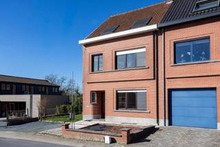 <p>Bent u op zoek naar een ruime eengezinswoning op een rustige, landelijke locatie in Dilbeek? Dan stellen wij u graag deze woning voor met een bewoonbare oppervlakte van 214 m².Gelegen in de Wolsemstraat geniet deze woning van een uitstekende bereikbaarheid naar scholen, openbaar vervoer, winkels en het centrum van zowel Dilbeek als Ternat.<br />Kortom: de ideale woonomgeving voor wie wil genieten van rust, ruimte en een vlotte bereikbaarheid.<br /><br /><span>Indeling<br /></span><br />De charmante woning verwelkomt ons via een ruime inkomhal met apart gastentoilet, die ons leidt naar het hart van de woning: de royale leefkeuken. Hoewel de keuken aan vernieuwing toe is, biedt deze dankzij haar ruime oppervlakte bijzonder veel potentieel en een mooi zicht op de verzorgde tuin. Aansluitend bevindt zich de lichtrijke woonkamer, die geniet van een aangename natuurlijke lichtinval dankzij de grote raampartijen en het gedeeltelijk glazen plafond.<br /><br />Op de eerste verdieping vinden we twee slaapkamers (17 m² en 12 m²), een bureauruimte (5 m²) en een volledig vernieuwde badkamer uitgerust met douche en toilet. De tweede verdieping beschikt over twee ruime slaapkamers (beide 19 m²) met mezzanine, evenals een tweede badkamer voorzien van bad en toilet.<br /><br />Verder beschikt de woning over een kelder, een oprit met plaats voor twee wagens en een praktische berging.<br /><br /><strong>Extra troef - </strong>De absolute meerwaarde van deze eigendom is zonder twijfel de achterliggende loods/opslagruimte van maar liefst 75 m², voorzien van een volledig vernieuwd dak. Ideaal voor zelfstandigen of voor wie wonen en werken graag combineert.<br /><br />Kom langs en ontdek zelf het enorme potentieel van deze woning!<br /><strong>info@impromove.be - 02 887 80 56</strong></p>