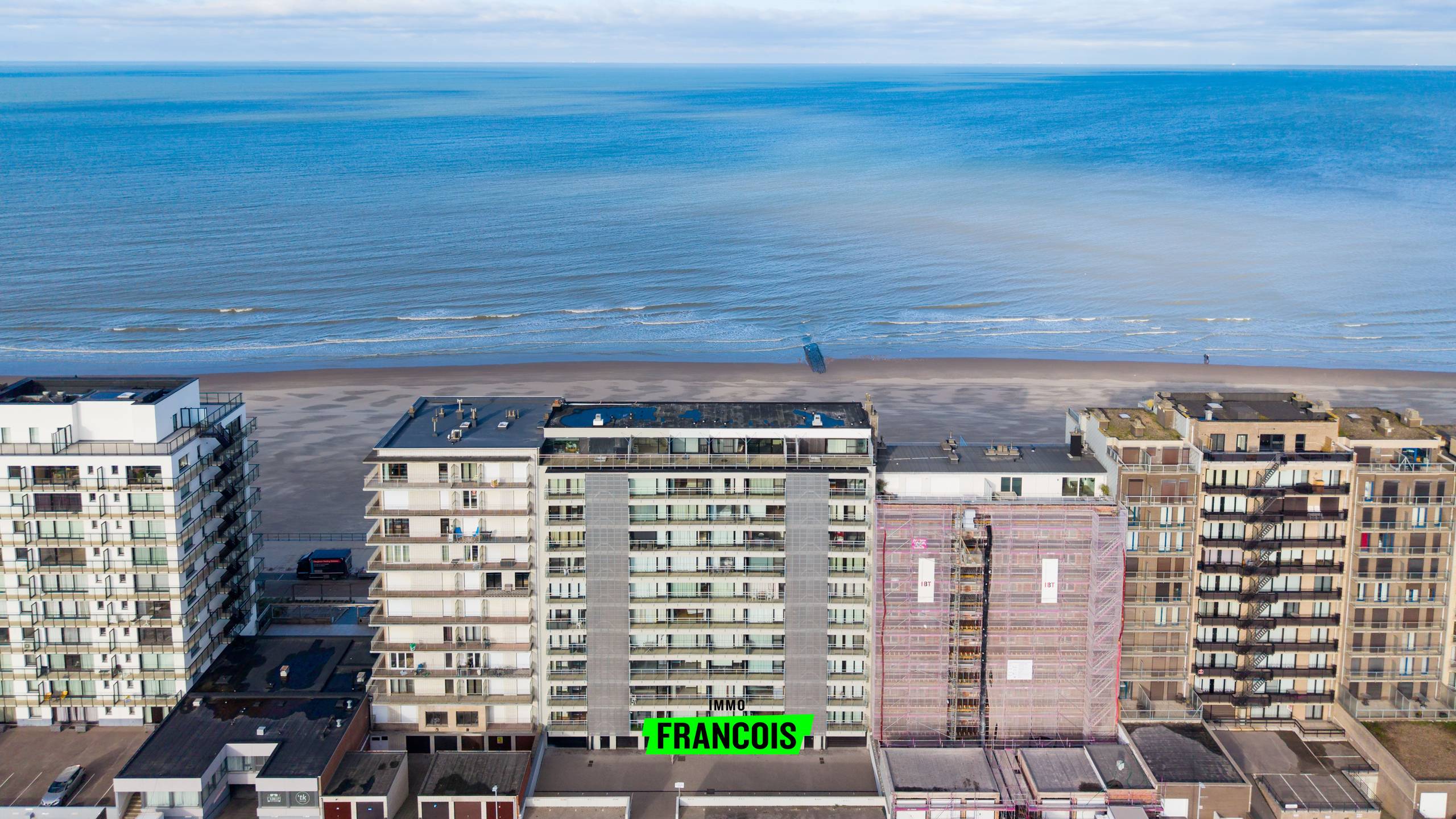 Lichtrijke gelijkvloerse studio op Zeedijk Middelkerke met zonnig terras: conforme elektriciteit - foto 1