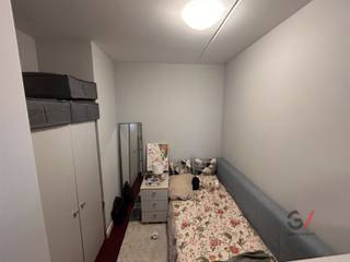 <p>Waterview: Zorgeloze Vastgoedinvestering!<br /><br />Ervaar de perfecte vastgoedinvestering zonder zorgen bij Waterview! Dit bijzondere project biedt jou de gelegenheid om in vastgoed te investeren zonder enig gedoe rond verhuur en beheer.<br /><br />Met KU Leuven die het volledige beheer op zich neemt, kun je met een gerust hart investeren in prachtige kamers en studio's, speciaal ontworpen voor studenten. Genesteld in een nieuwe residentiële omgeving aan de Vaartkom, bieden deze hoogwaardig afgewerkte kamers een eigen douche, wastafel, toilet, bed met matras, kleerkast, boekenrek, tafel, stoel en ladenblok. De aangeboden studio voegt extra comfort toe met een privé keuken, inclusief koelkast, vitro keramisch vuur, spoelbak en voldoende kastruimte.<br /><br />Grijp de kans om te investeren in een bruisende omgeving, dichtbij het station van Leuven en vooral in de nabijheid van de prachtige Abdij van het Park. Deze studentenkamer op de 10de verdieping van residentie Waterview biedt niet alleen een centrale ligging, maar ook recreatie, horeca, winkels en parken, met de betoverende Abdij als buur.<br /><br />Grote raampartijen zorgen voor veel lichtinval en een prachtig uitzicht over Leuven. Of je nu een studentenkamer zoekt voor jouw kinderen of een optimale investering, mis deze kans echt niet! De residentie wordt beheerd door KU Leuven, wat zorgt voor ontzorging en verzekering van vaste huurinkomsten. Benieuwd? Maak snel een afspraak met jouw vastgoedadviseur van Gilles Vastgoed via 0468/486 127.<br /> </p>