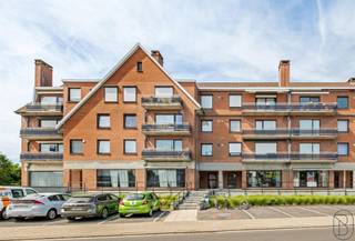 <p>Te koop: ruim 2-slaapkamerappartement op centrale ligging in Kuurne</p><p>In het centrum van Kuurne bevindt zich dit verzorgde appartement met een praktische indeling en ruime leefvolumes. Dankzij de centrale ligging zijn winkels, scholen en openbaar vervoer vlot bereikbaar.</p><p>Wat maakt dit pand uniek?<br />Bij het binnenkomen wordt u verwelkomd in een ruime en lichtrijke leefruimte, ideaal om comfortabel te wonen. De afzonderlijke keuken biedt alle ruimte voor dagelijks gebruik en sluit mooi aan op de leefruimte.Het appartement beschikt over twee volwaardige slaapkamers en een badkamer uitgerust met zowel een ligbad als een douche. Verder is er een berging aanwezig, alsook een ondergrondse staanplaats.</p><p>Voor wie is dit ideaal?</p><p>Ideaal voor men die op zoek zijn naar een ruim appartement op een uitstekende locatie.</p><p>Te koop via Immo Beguin, jouw vastgoedexpert sinds 2009, met kantoren in Ronse, Waregem, Kortrijk, Deinze, Doornik en Lessines.<br />Meer info of bezoek aanvragen via: arne@immobeguin.be</p>