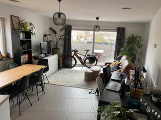 <strong>Appartement récent au rez-de-chaussée avec une grande terrasse et deux emplacements de parking, idéalement situé au centre de Bertem.</strong><br />Rez-de-chaussée : Hall d’entrée, chambre spacieuse, salle de bains avec douche, WC et double vasque.<br />Living avec cuisine ouverte et accès vers la grande terrasse.<br />Niveau cave : Cave spacieuse.<br />Extérieur : 2 emplacements de parking.