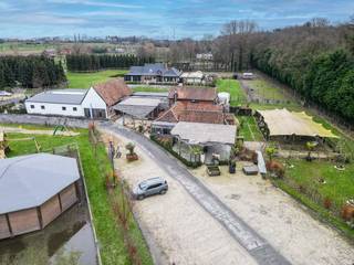Welkom op het exclusief domein "The Paddock", een succesvolle zaak te Torhout die door de jaren heen een uitstekende reputatie heeft opgebouwd. Strategisch gelegen nabij de E403, op enkele minuten van het centrum en toch in een mooie landelijke omgeving, waar de rust en stilte je tegemoet komen bij het oprijden van het domein.<br /><br />Met een mooie oprijlaan en ruime parkeergelegenheid, verwelkom je de gasten alvorens ze zich culinair laten verwennen. Het restaurant is uitgerust met een praktische keuken, terrassen, bar en een ruime eetzaal. (inclusief handelsfonds) De haard en de gezellige inrichting maken het geheel af en zorgen ervoor dat je gasten zich onmiddellijk thuis voelen. Voor de allerkleinsten is er buiten ook een speelweide met mooie toestellen waar ze naar hartenlust kunnen ravotten.<br />De goed uitgeruste feestzaal naast het restaurant is deaal voor een familiefeest, bedrijfsevent, brunch, ...<br />Boven de keuken is er een appartement dat kan dienst doen als conciërgewoning.<br /><br />Achteraan het domein vind je de ruime villa. De woning is volledig onderkelderd en omvat een gezellige living met open keuken en zicht op de groene omgeving. Eveneens op het gelijkvloers vind je 3 slaapkamers en 2 badkamers. Aanpalend is er een multifunctionele ruimte die kan dienst doen als bijwoning (kangoeroewoning). De eerste verdieping omvat nog een slaapkamer en dressing. <br />De groene omgeving is mooi onderhouden en biedt de rust die je zoekt na een drukke werkdag. Kortom een pareltje om te wonen en te werken.<br /><br />De vermelde prijs is een richtprijs, elk bod hoger of lager dan deze prijs wordt voorgelegd aan de eigenaar die zich het recht voorbehoudt om dit te aanvaarden of te weigeren.